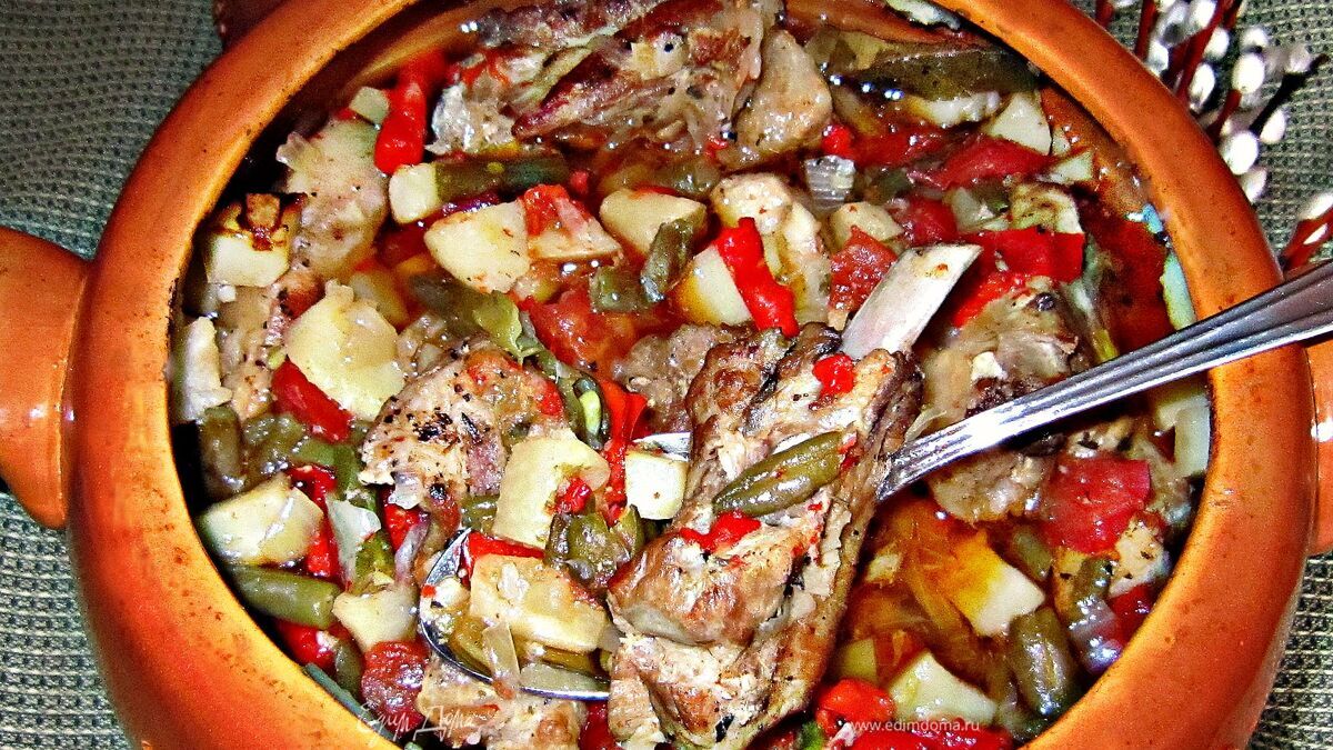 Свиные ребрышки, приготовленные в горшочках