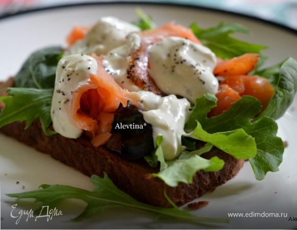 Сэндвич с копченой семгой  и соусом айоли