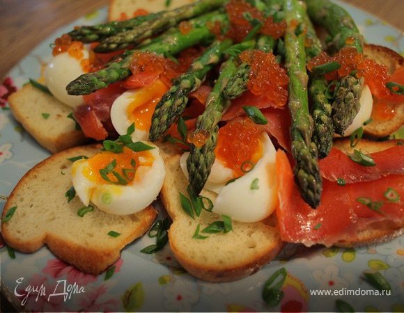 Тосты с яйцами, спаржей, копченой семгой и красной икрой 