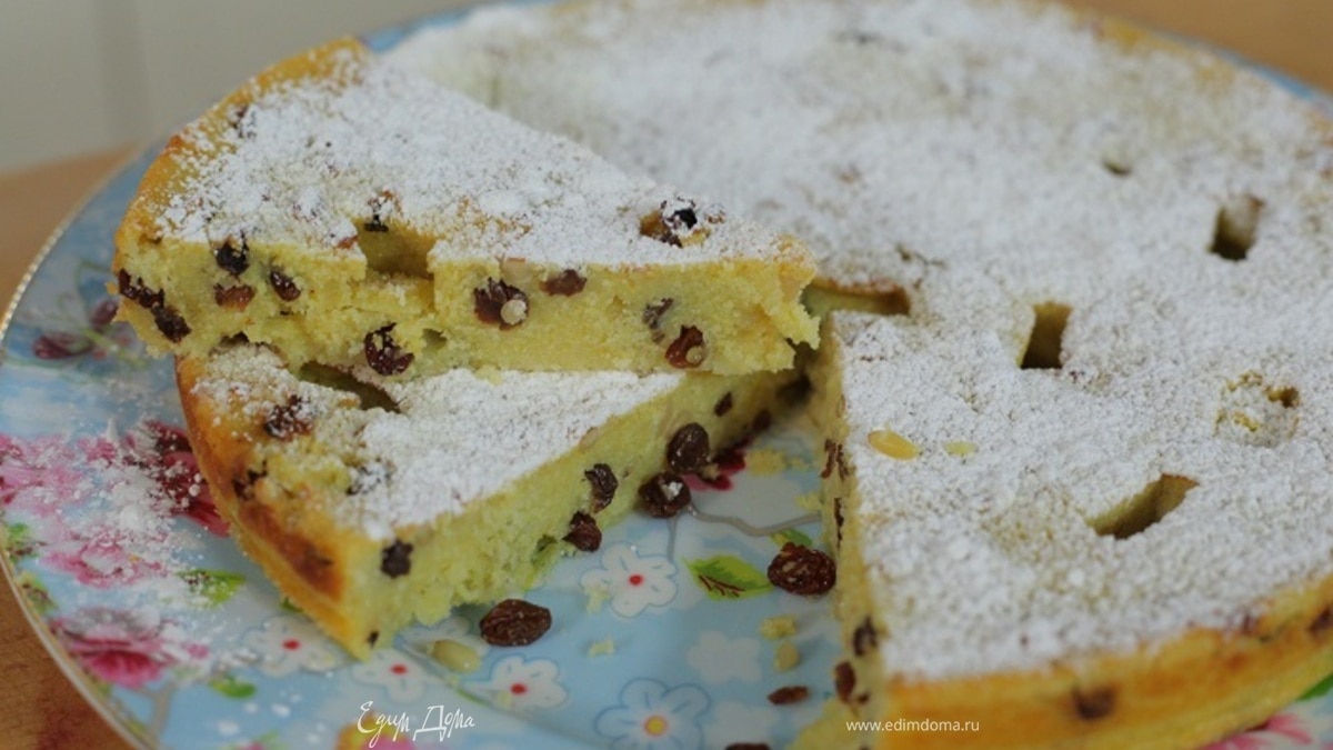Пирог из поленты с творогом, изюмом и кедровыми орешками 