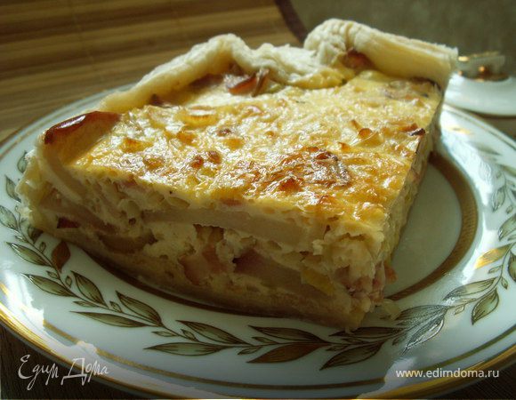 Яблочно-луковый киш (почти вегетарианский)