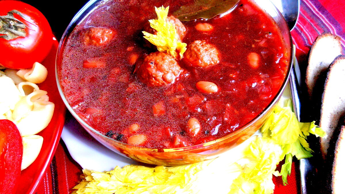 Латвийский свекольник с фрикадельками