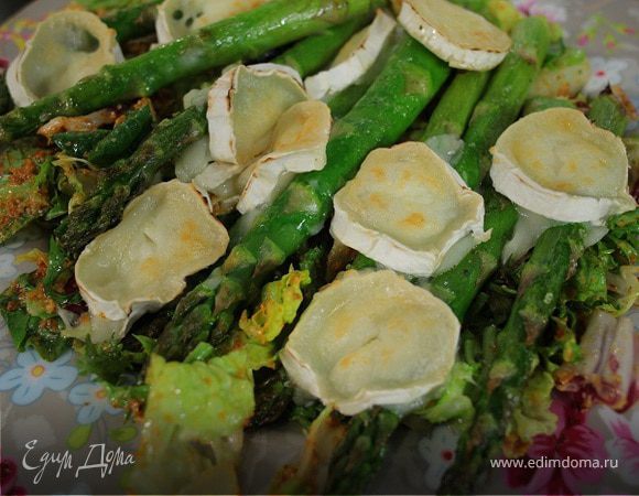 Салат со спаржей и красным соусом песто Салат со спаржей и красным соусом песто