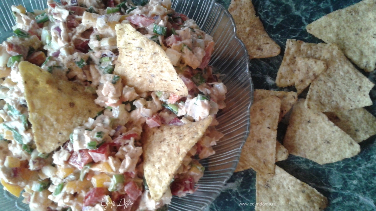 Мексиканский салат с курицей и кукурузными чипсами "Начос"