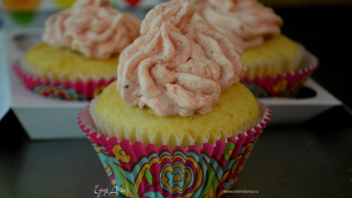 капкейки с клубничной начинкой и кремом