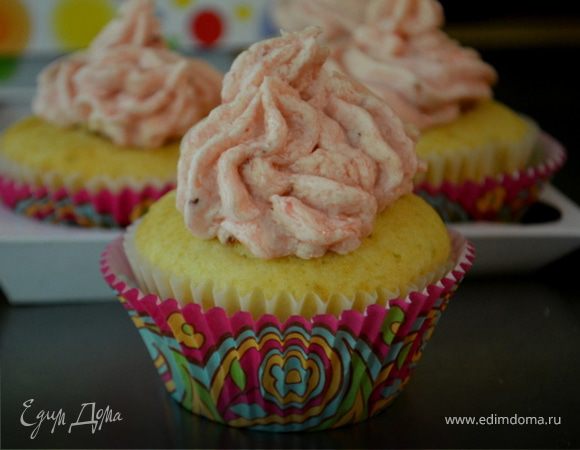 Капкейки с клубничной начинкой и кремом Капкейки с клубничной начинкой и кремом