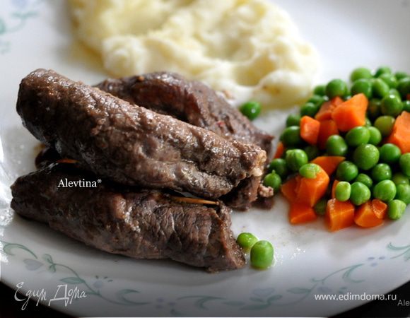 Мясные рулеты с орехами и вялеными помидорами