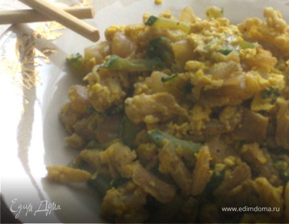 Китайский омлет с жареными огурцами и китайской капустой