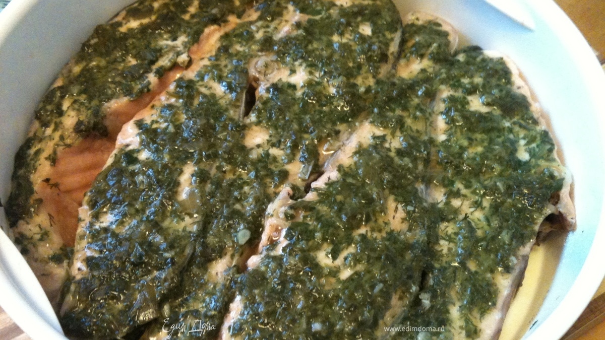 Семга под зеленым соусом на пару над картошечкой в мультиварке