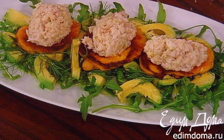 Рецепт Тартар из форели на блинчиках из батата, авокадо-рукола салат