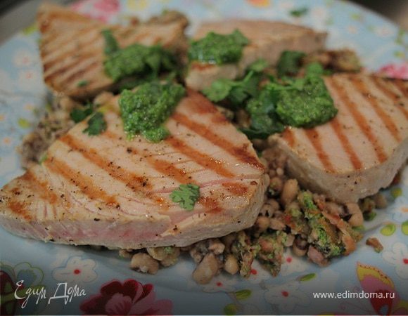 Стейки из тунца с фасолью и соусом песто Стейки из тунца с фасолью и соусом песто