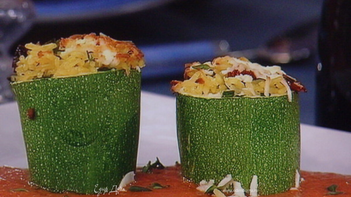 Цукини, фаршированные рисом, запеченные под томатным соусом