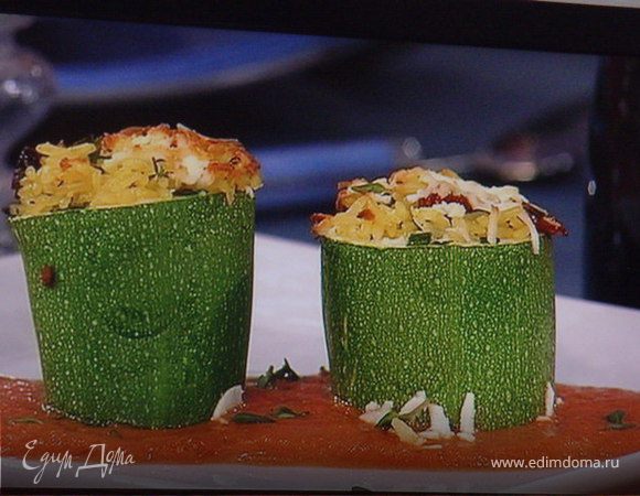 Цукини, фаршированные рисом, запеченные под томатным соусом