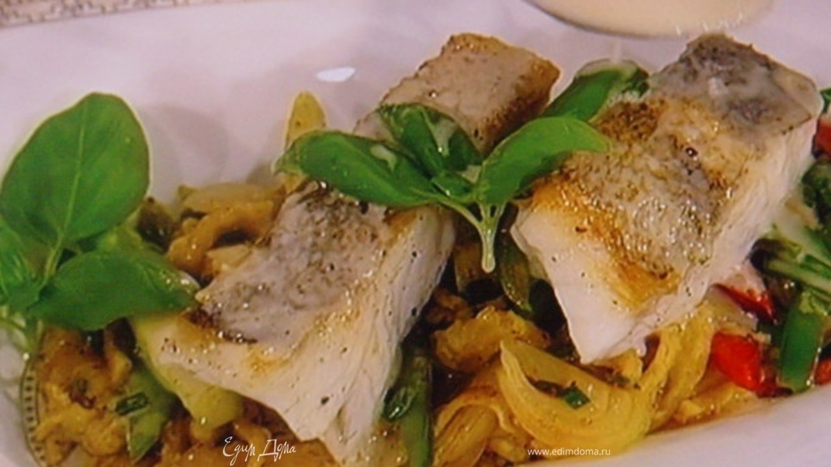 Жареный судак на подушке из овощей под соусом из белого вина