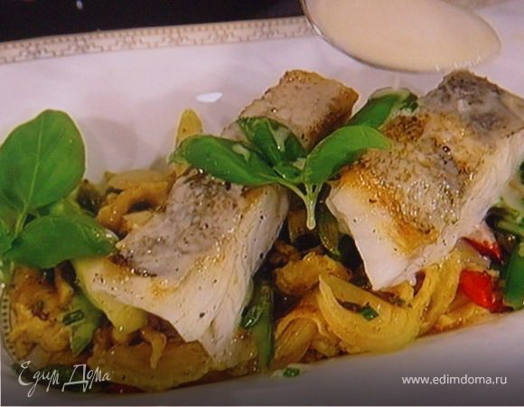 Жареный судак на подушке из овощей под соусом из белого вина Жареный судак на подушке из овощей под соусом из белого вина