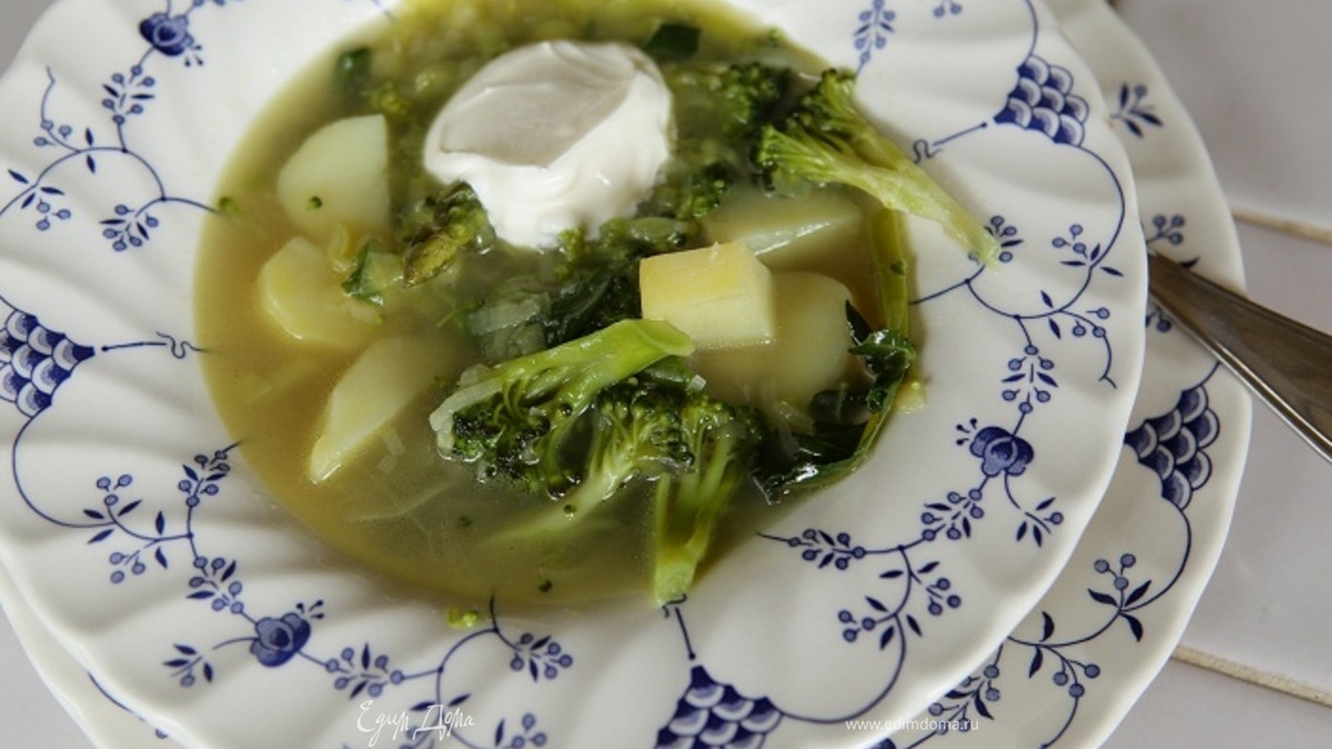 Весенний зеленый суп со спаржей и брокколи
