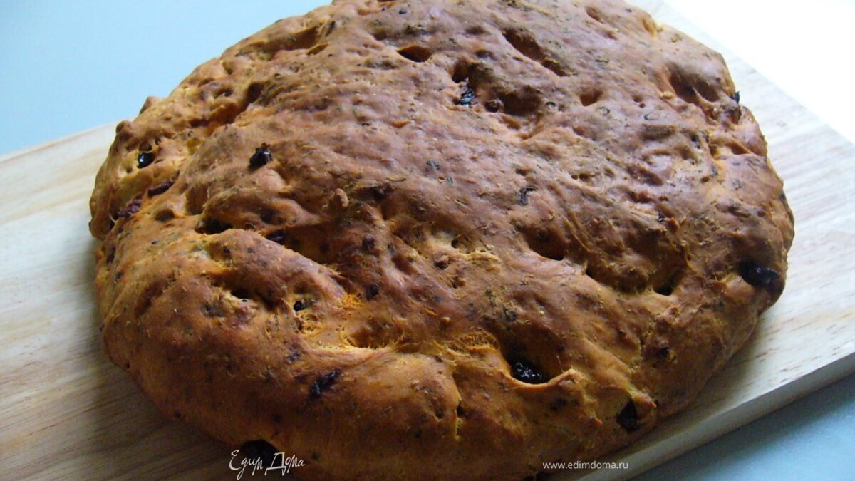 Воздушная фокачча с томатами и оливками