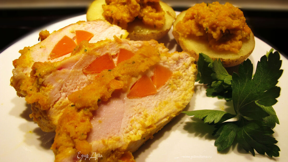 Куриная грудка, фаршированная морковкой, с печеным картофелем
