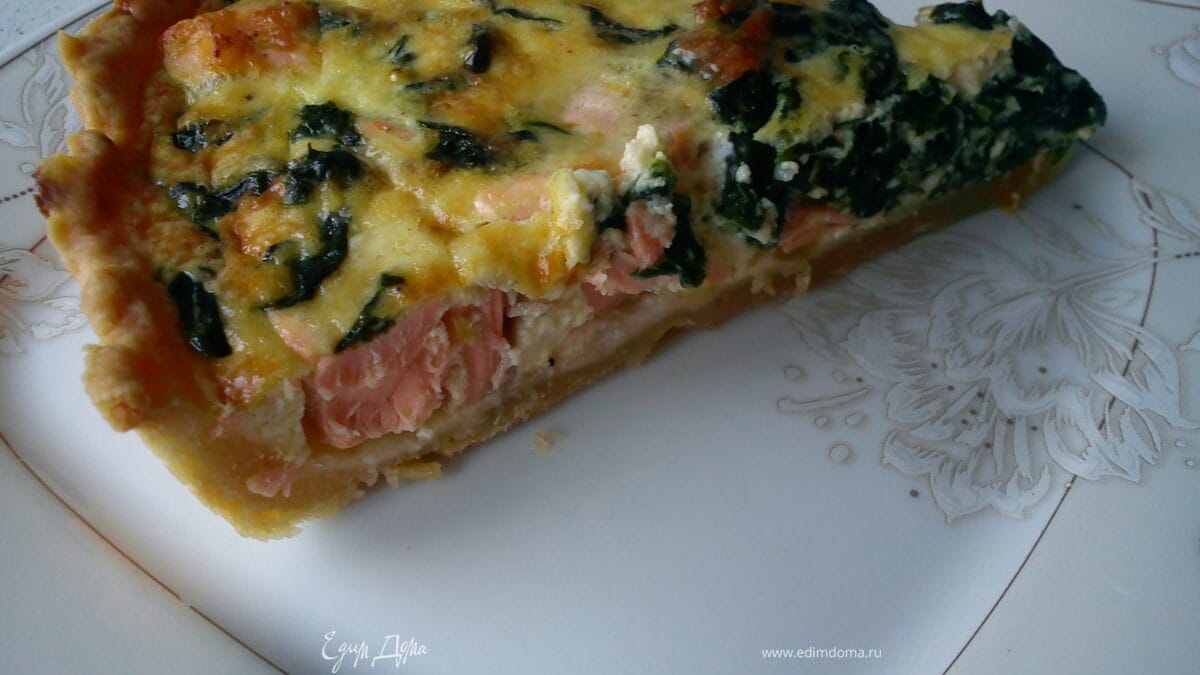 Киш с семгой и шпинатом