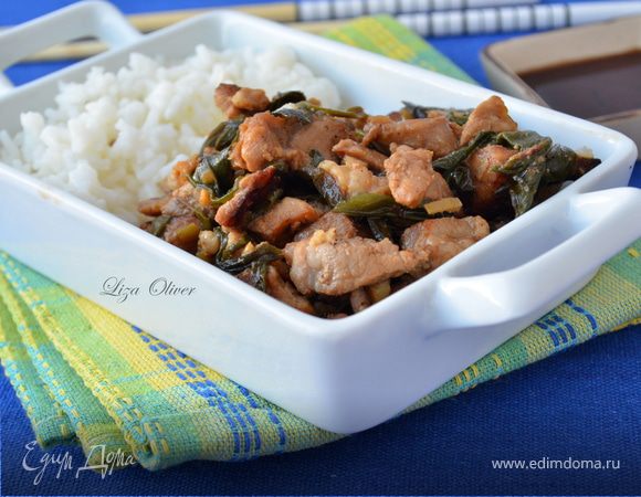 Стир-фрай из свинины с зеленым луком 