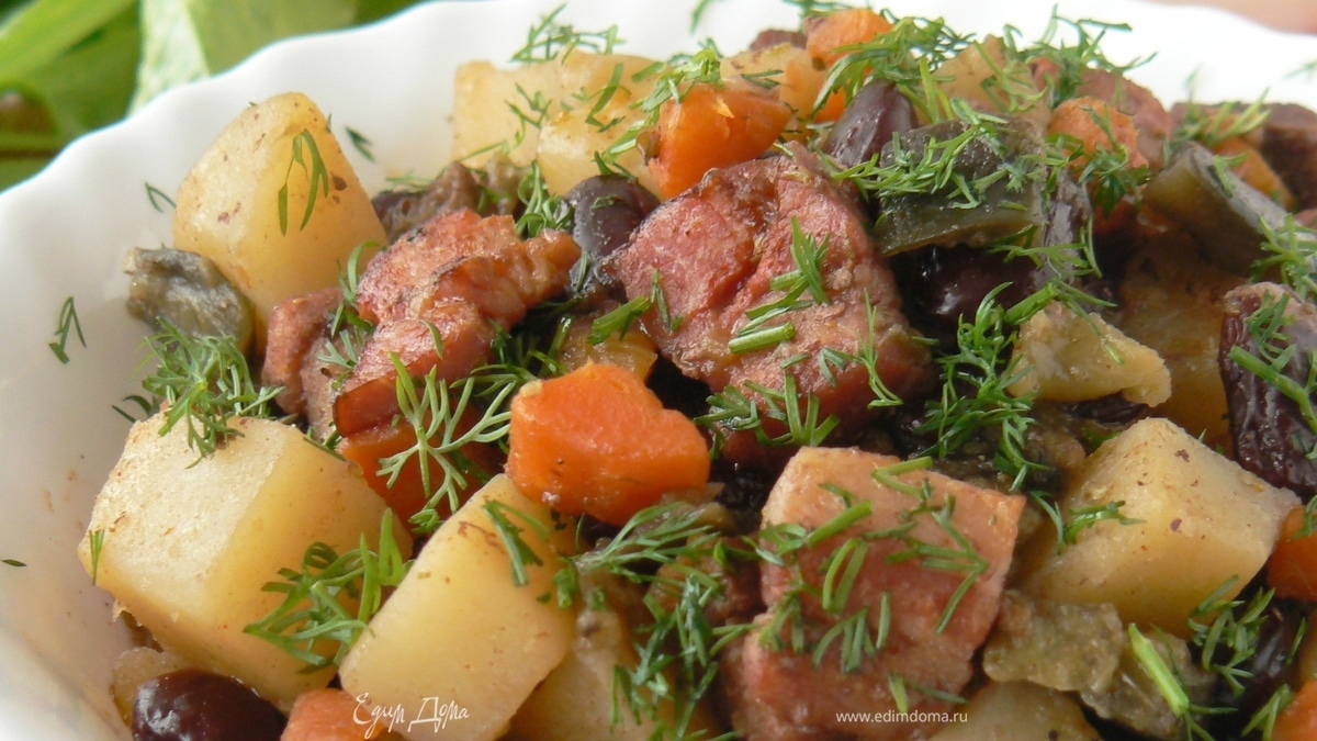 Тушеное мясо с овощами и красной фасолью