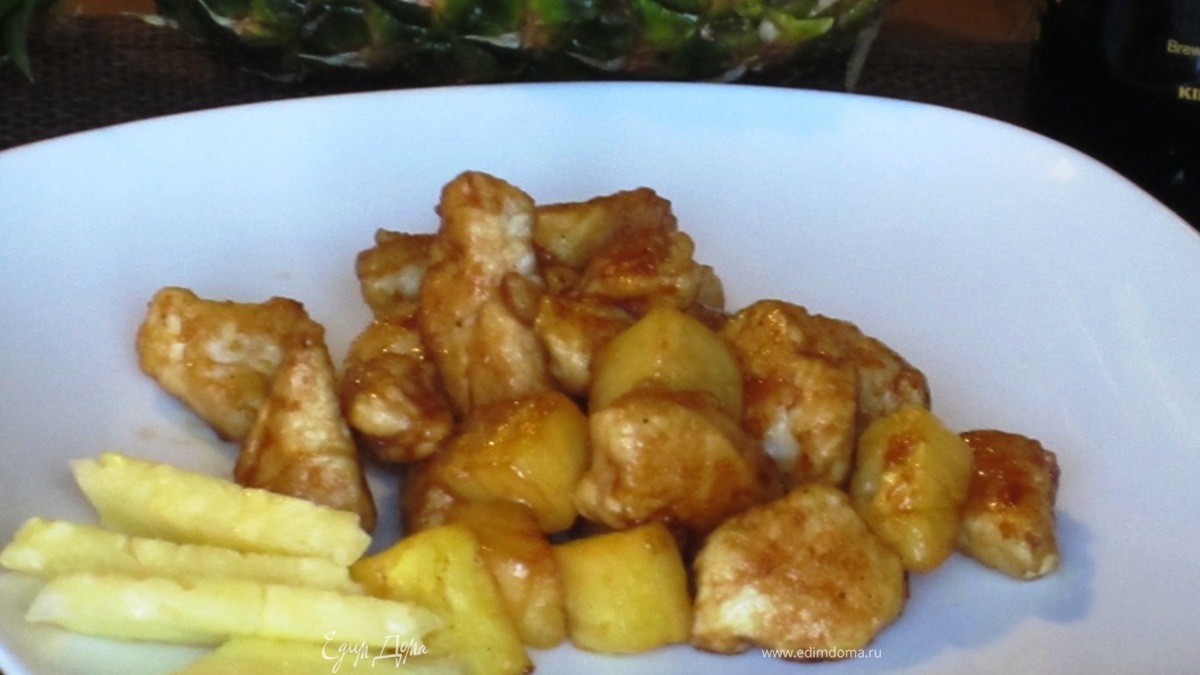 Курица с ананасом и имбирно-соевым соусом