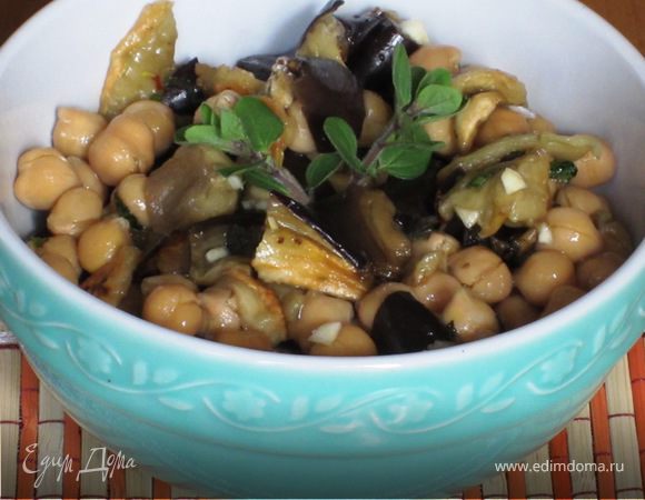 Теплый салат с нутом и баклажанами Теплый салат с нутом и баклажанами