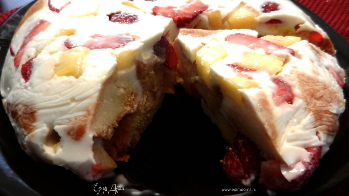 Торт-желе с ананасами и клубникой