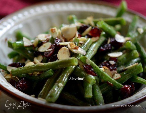 Зеленая фасоль с миндалем и клюквой