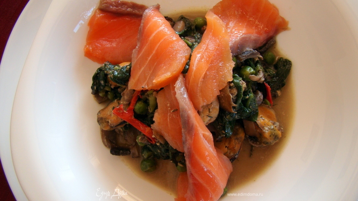 Теплый салат с лососем
