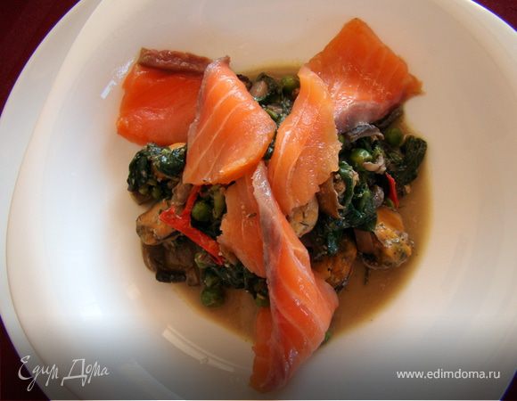 Теплый салат с лососем