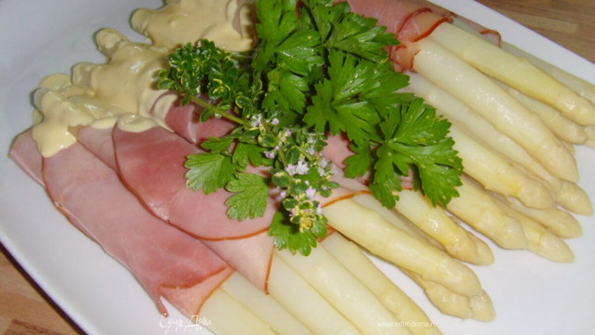 Спаржа в ветчине под соусом " голландез" ( классический вариант)