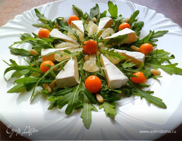 Салат из руколы, физалиса, камамбера, помело и кедровых орешков