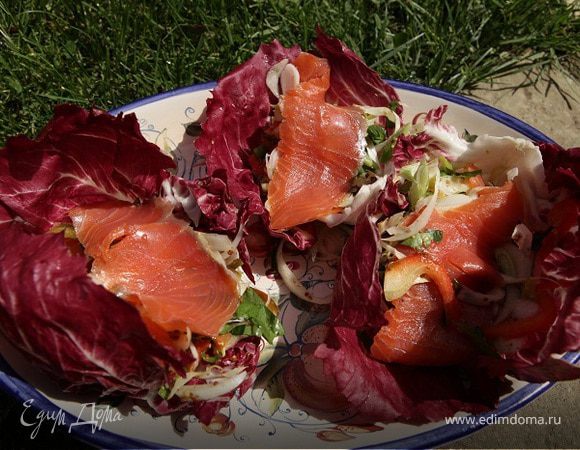 Салат с семгой, радиккио, цикорием и сладким перцем 