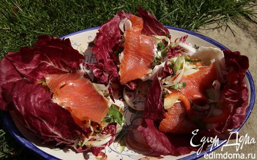 Рецепт Салат с семгой, радиккио, цикорием и сладким перцем