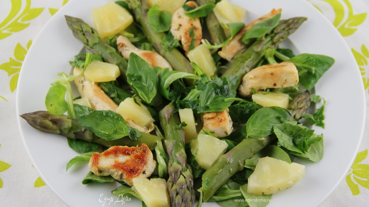 Салат из спаржи, курицы и ананасов