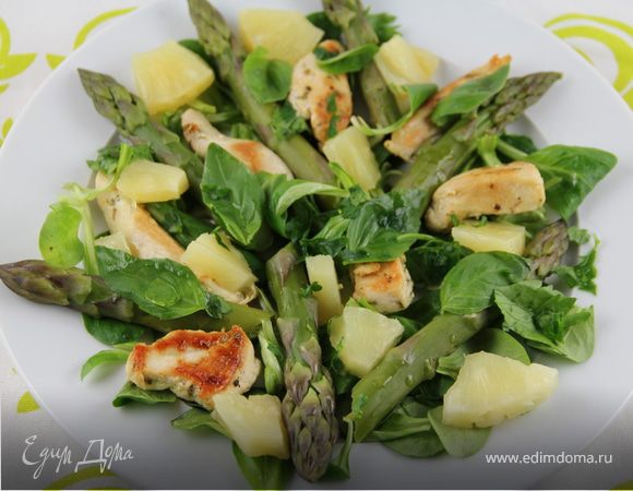Салат из спаржи, курицы и ананасов