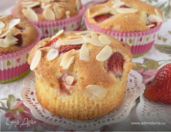 Кексы с кукурузной мукой, клубникой и миндальными хлопьями