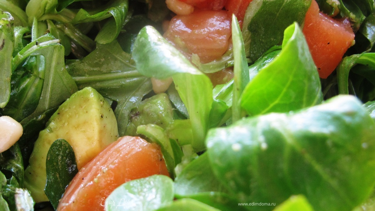 Корн-салат с авокадо и малосольным лососем