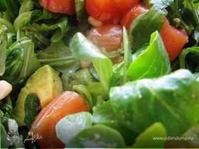 Корн-салат с авокадо и малосольным лососем