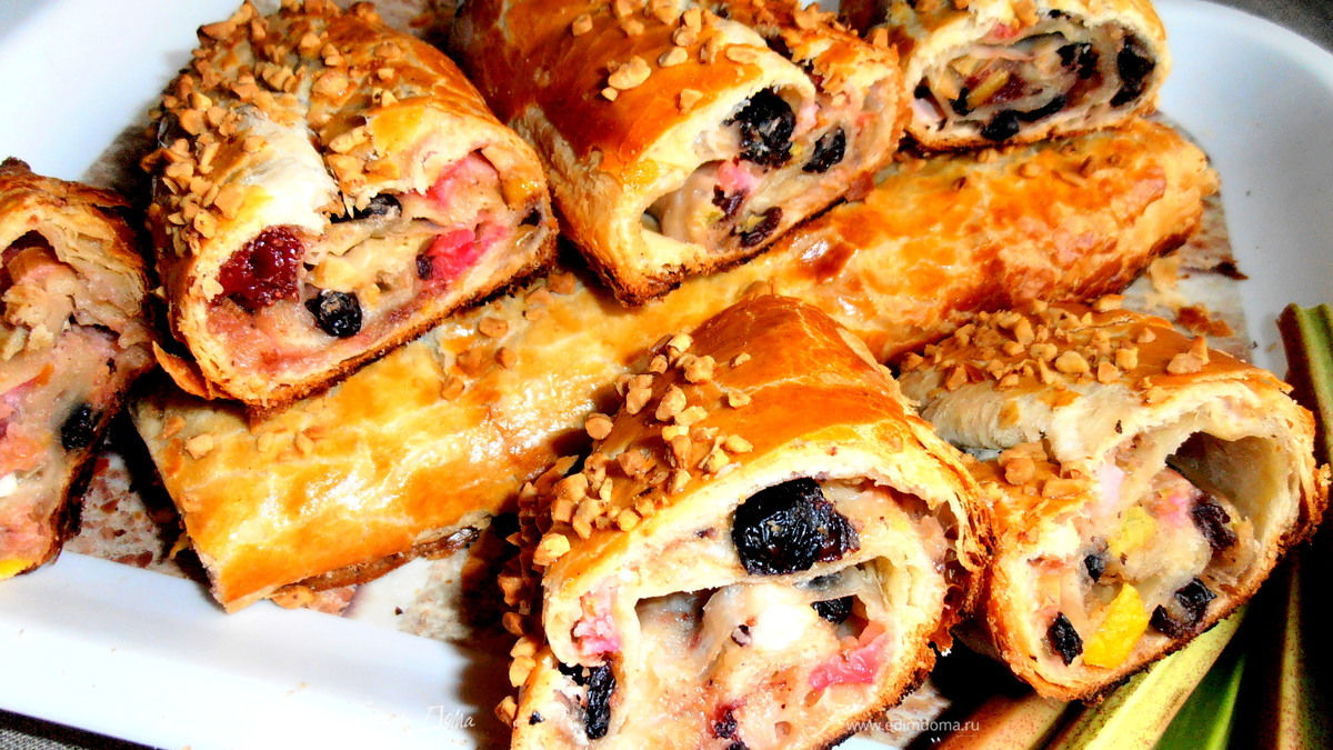 Штрудель из ревеня и изюма