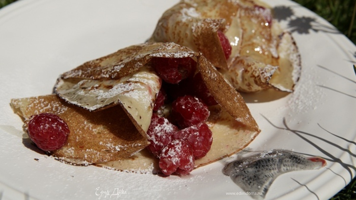 Блины на завтрак со свежей малиной