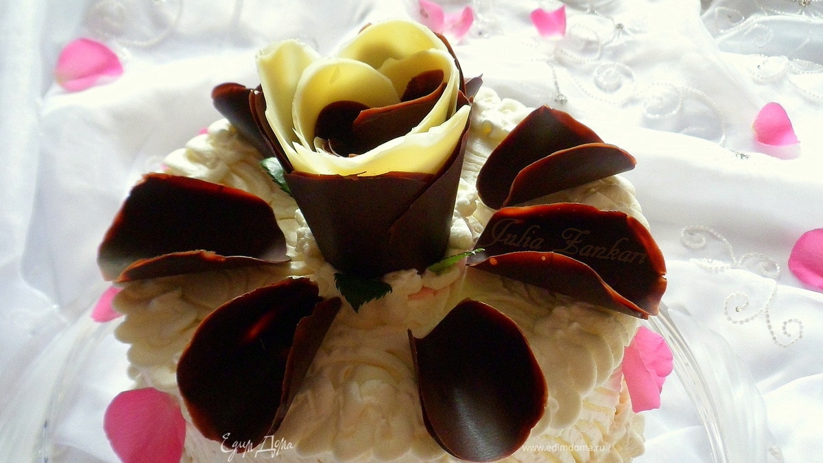 Торт к годовщине свадьбы с лепестками шоколадных роз (с малиновым и манговым кремами)