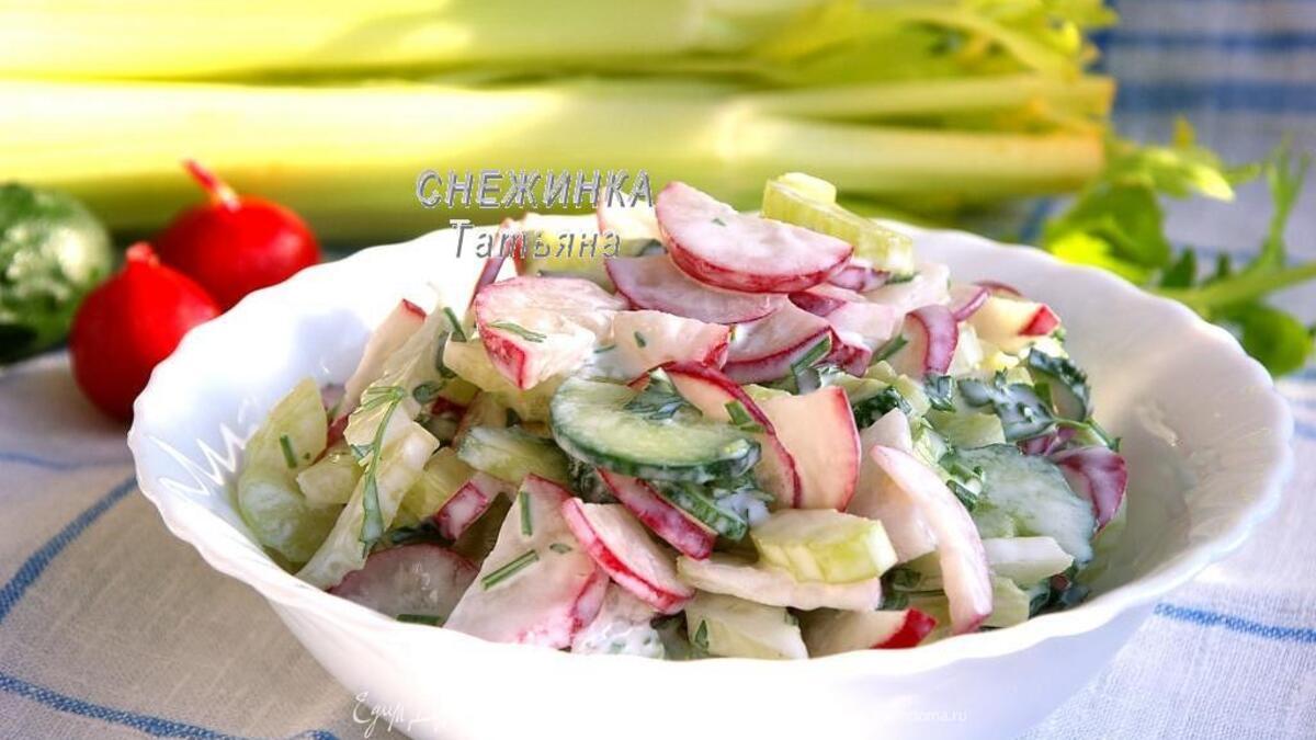 Хрустящий салат с редисом, сельдереем и огурцом