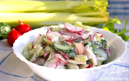 Рецепт Хрустящий салат с редисом, сельдереем и огурцом