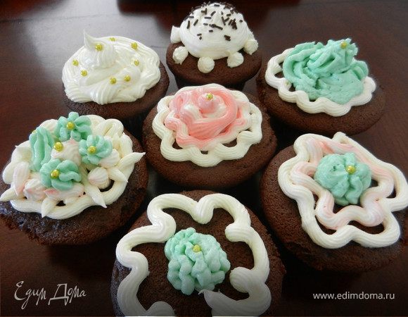 Нежные шоколадные маффины и крем для украшения Нежные шоколадные маффины и крем для украшения