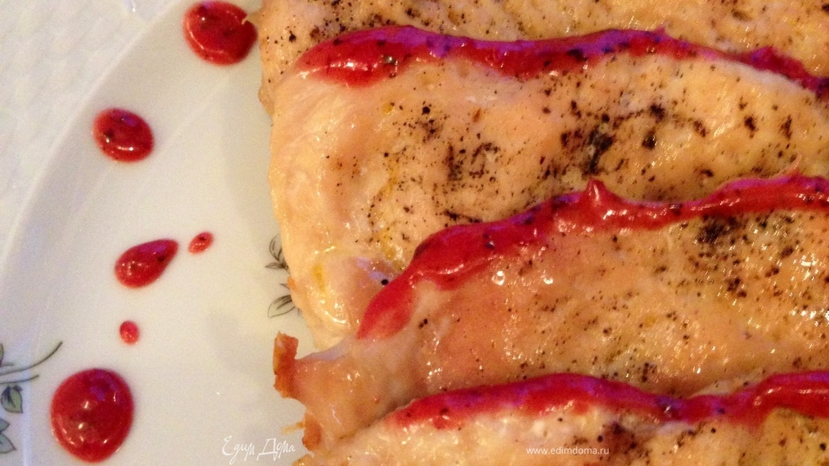 Куриные грудки под сливочно-клюквенным соусом