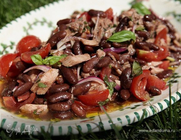 Теплый салат с фасолью, тунцом и помидорами 