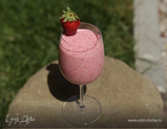 Коктейль из йогурта и клубники с медом и мятой Коктейль из йогурта и клубники с медом и мятой