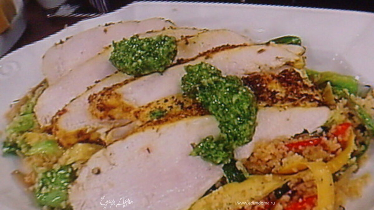 Маринованное куриное филе с весенним кус-кусом и песто из черемши
